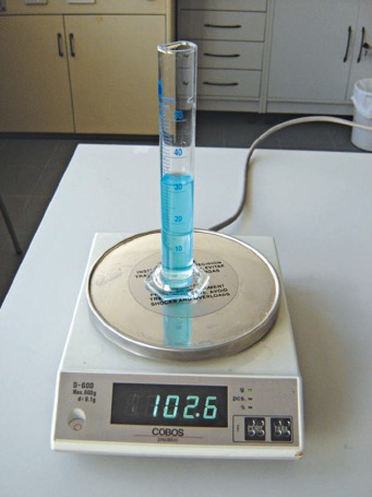 Resultado de imagen de liquidos em una probeta sobre una vascula"