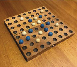 Jeu de société en bois avec billes bleues et blanches.