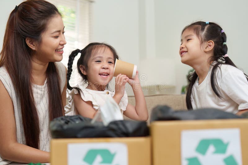 Una mamá y su hija compartiendo un momento especial juntas.